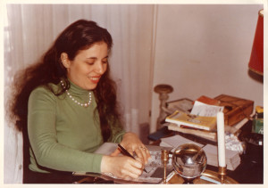 Magda Cornière voyante dans une photo de 1972 avec sa boule de cristal. 