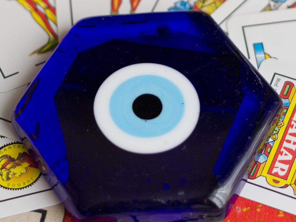 Talisman "Nazar Boncuk", un objet en verre bleu qui représente un oeil, contre le mauvais oeil.