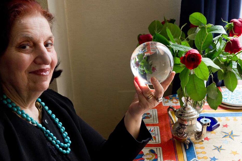 Magda Cornière dans son Cabinet de Voyance avec boule de cristal. Elle donne aussi des voyances par téléphone dès son Cabinet