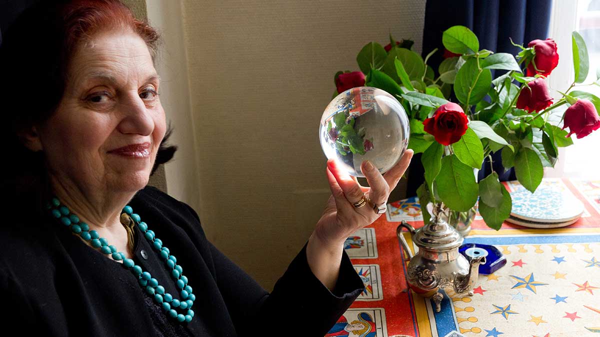 Magda Cornière dans son Cabinet de Voyance avec boule de cristal. Elle donne aussi des voyances par téléphone dès son Cabinet
