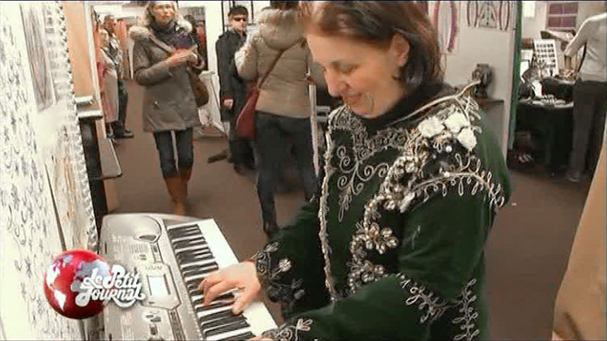 Magda donne une voyance au piano pendant la émission TV Petit Journal
