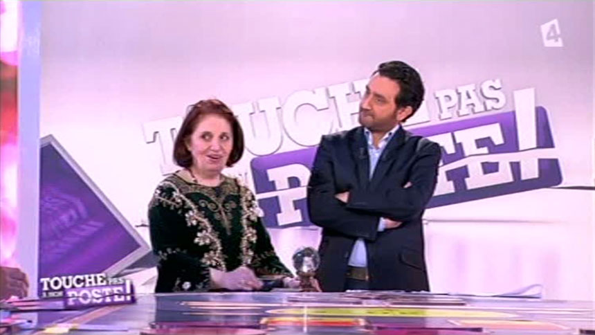 Voyance en direct Tv. Magda la Voyante pendant la émission "Touche pas à mon poste" sur France 4.