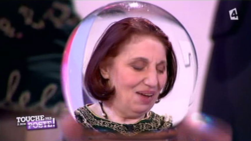 Magda donne une Voyance à la émission Touche pas mon Poste à la TV 4. Image de Magda dans la boule de cristal