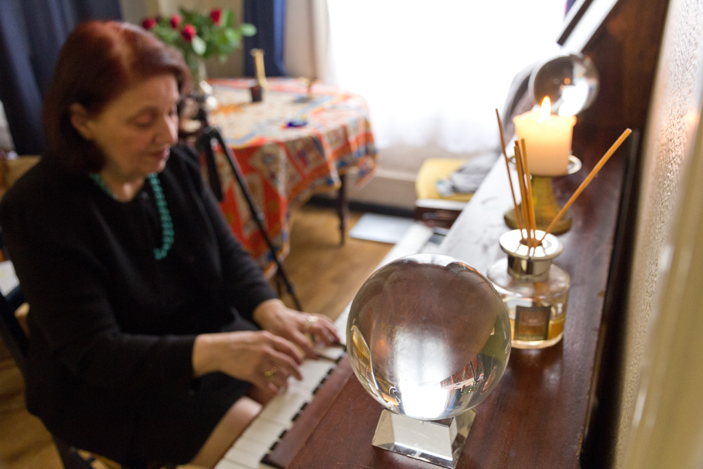 Magda Cornière joue le piano. 