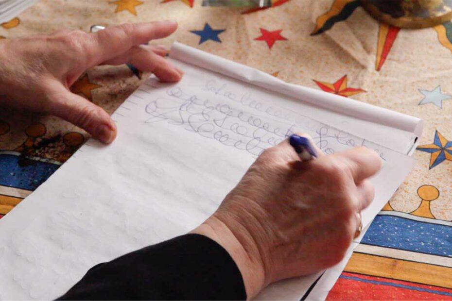 Magda Cornière pendant une session de écriture automatique