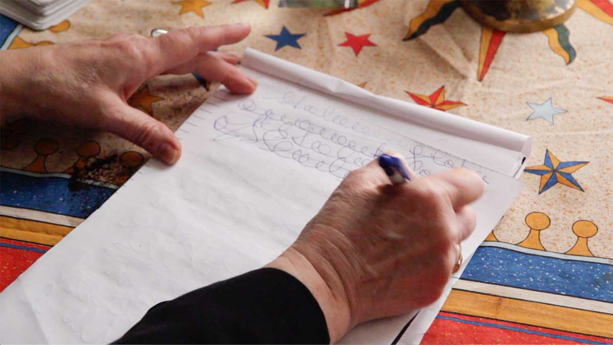 Magda Cornière pendant une session de écriture automatique