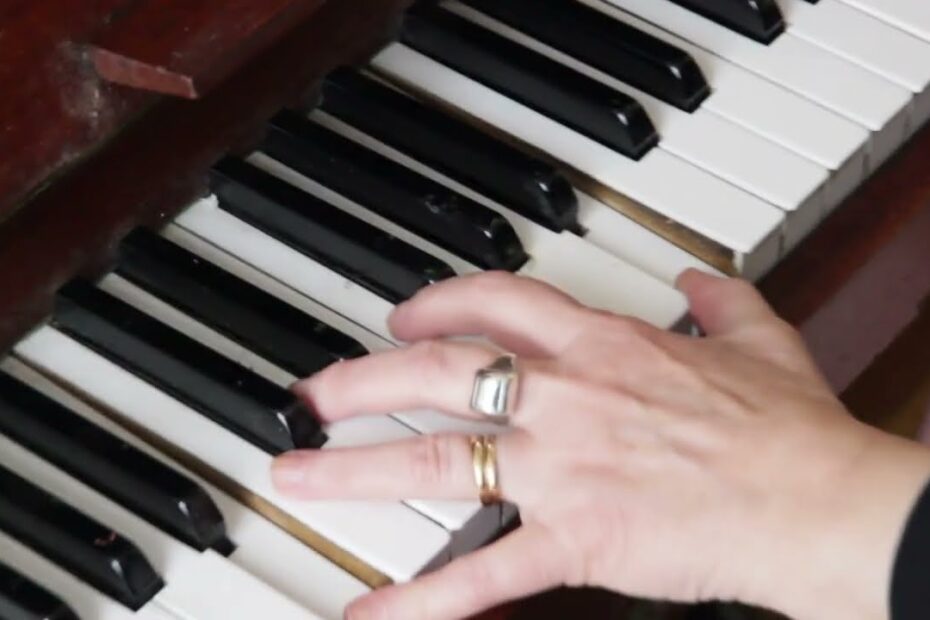 Magda Cornière donne une Voyance au piano en italien
