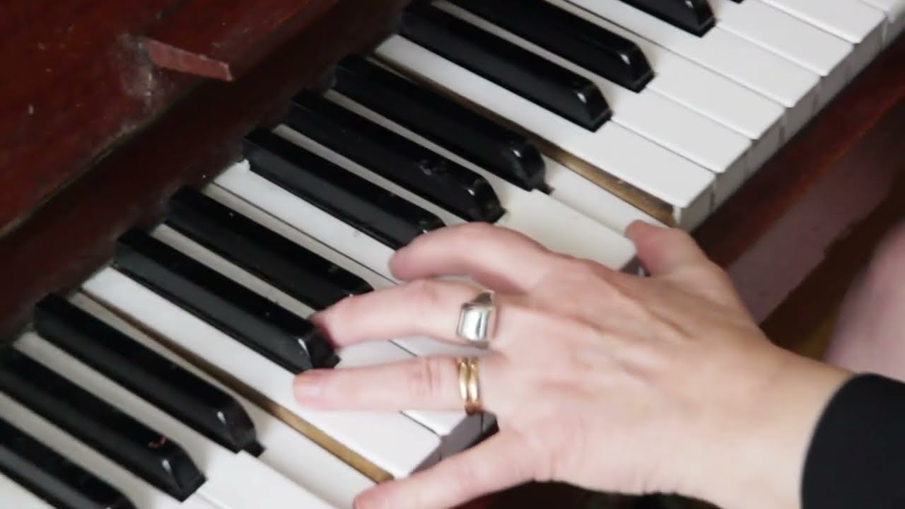 Magda Cornière donne une Voyance au piano en italien