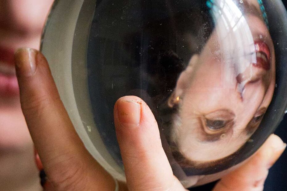 L' image de Magda Cornière à travers la boule de cristal que elle tiens dans sa main